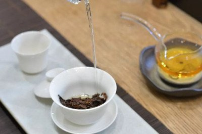 普洱茶老白茶和红茶的区别-普洱茶老白茶和红茶的区别是什么