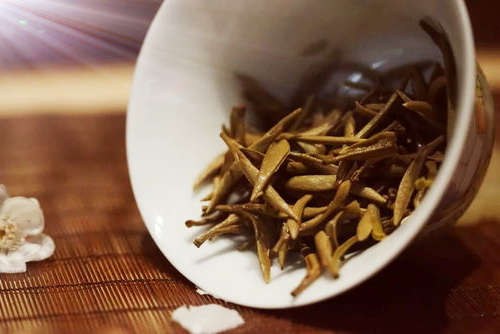 江安吉白茶成分含量多少毫克及其分析