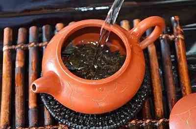 存普洱茶用什么容器，更佳选择：存普洱茶应使用何种容器？