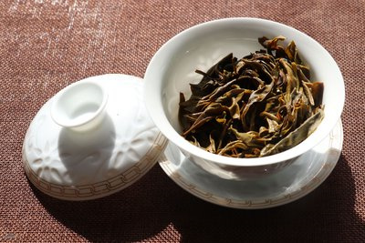 白茶和普洱熟茶：口感、健康价值对比，哪个更好？