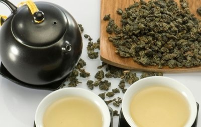 白茶与普洱：口感、保健功效及收藏价值全面对比，哪个更值得品饮？