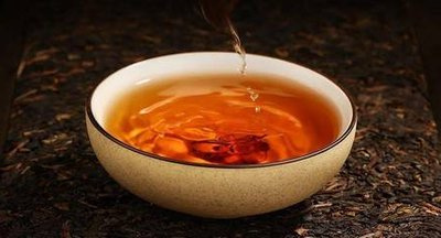 普洱白茶：如何准确形容其香醇美味？
