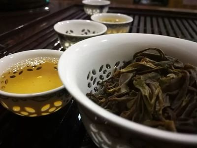 白茶与普洱：碱性比较及口感差异探讨