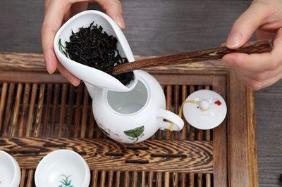 上热议：白茶与普洱茶，究竟哪一种更好喝？