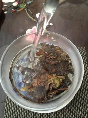 普洱茶饼怎么弄碎怎么洗茶，如何正确地将普洱茶饼弄碎并进行洗茶？