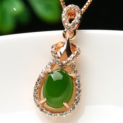 苏富比拍卖的翡翠珠子项链价值及历史，长度不超过70字。