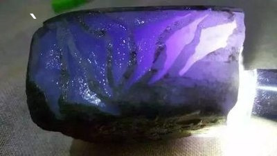 新疆新发现的紫色玉石，包含名称和品种，这些石头是不是属于玉石类？