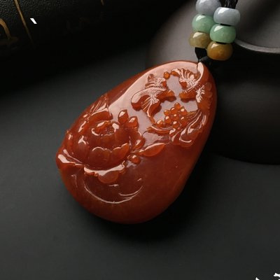 翡翠豌豆吊坠的寓意与象征：玉豌豆三粒的含义及三个豆子翡翠的意义