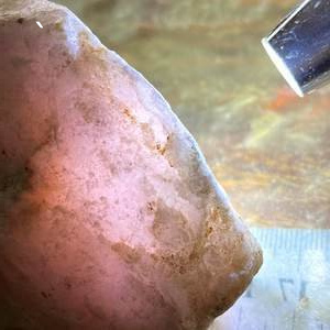 玉里带石墨对人体有危害吗？探究玉石中的石墨成分的作用，附视频和图片。