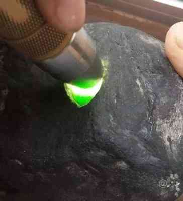 黑耀石属于什么玉石类别的材质和石头？