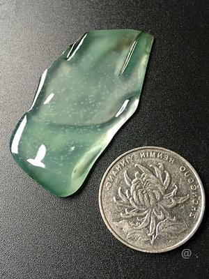 深绿色玉石值钱吗图片及价格：深绿色玉属于何种玉？