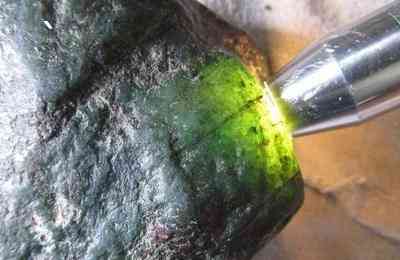 翡翠阳绿玻璃种手镯价格和光泽