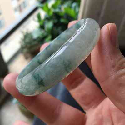 有没有不冰不透的像石头一样的翡翠手镯？绿色不透明的玉石手镯好不好？