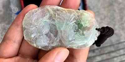 玻璃种翡翠原石、手镯和帝王绿图，完美展现玻璃种翡翠的美。