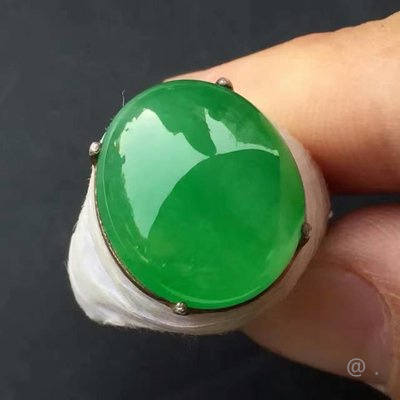 墨绿色珠子手串：材质、图片、盘玩全解析